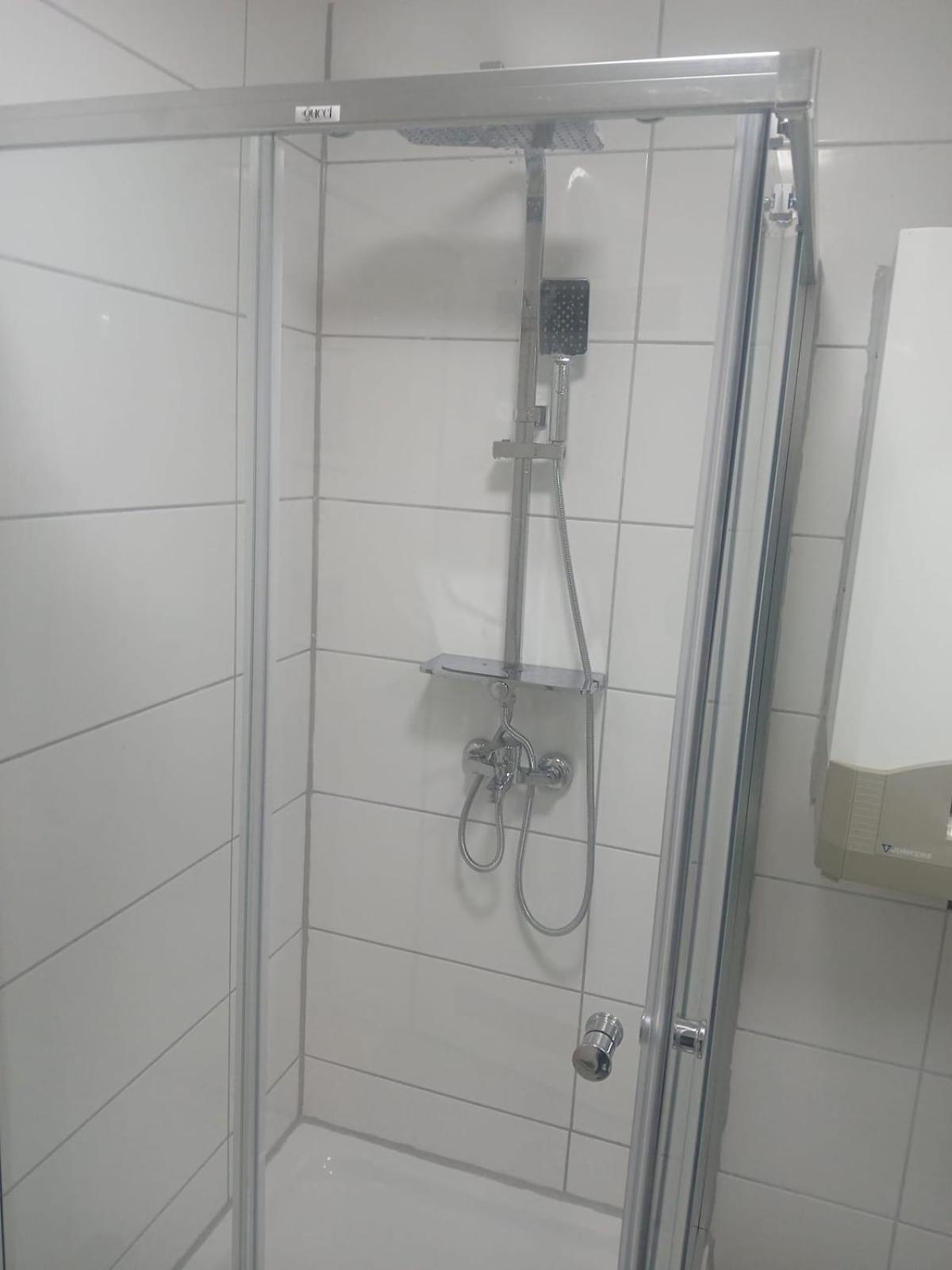 Wohnung Mit Neuem Bad Und Kueche เกลเซนเคียร์เคน ภายนอก รูปภาพ